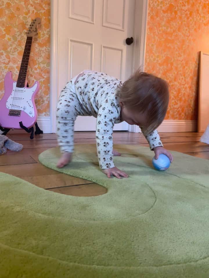 ヒラリー・ダフのインスタグラム：「My little lady 11.5 months being real damn cute」