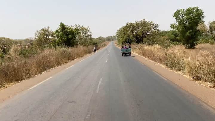 中鉢明子のインスタグラム：「🇲🇱Going back to Bamako from Sikasso  about 370km one straight way🚙💨　 またひたすら一本道。来た道帰ります。#車窓 #マリ共和国 #mali #africa」