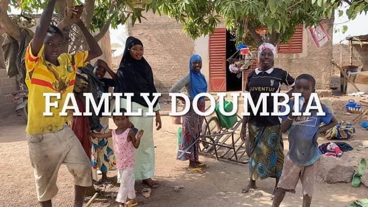 中鉢明子のインスタグラム：「🇲🇱💕Family DOUMBIA we met in the village called Bougouni on our way🚙💨途中の休憩で車を降りた村で出会ったファミリー。長時間の車移動で疲れてた子どもたちにとって思いもしない楽しい休憩に☺️#mali #africa #マリ共和国 #アフリカ #子育て」