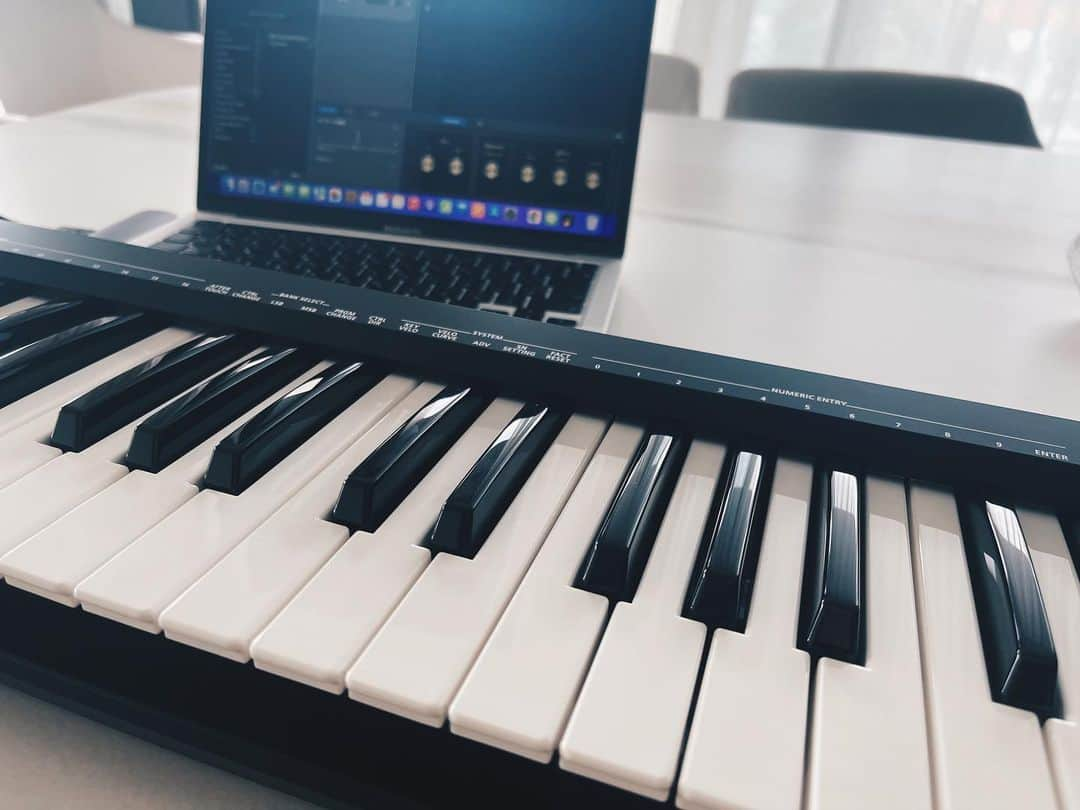 絢香のインスタグラム：「曲作りスタート🎹  あ〜この感じ 心がスーッとする  がんばるぞ✊🏻」