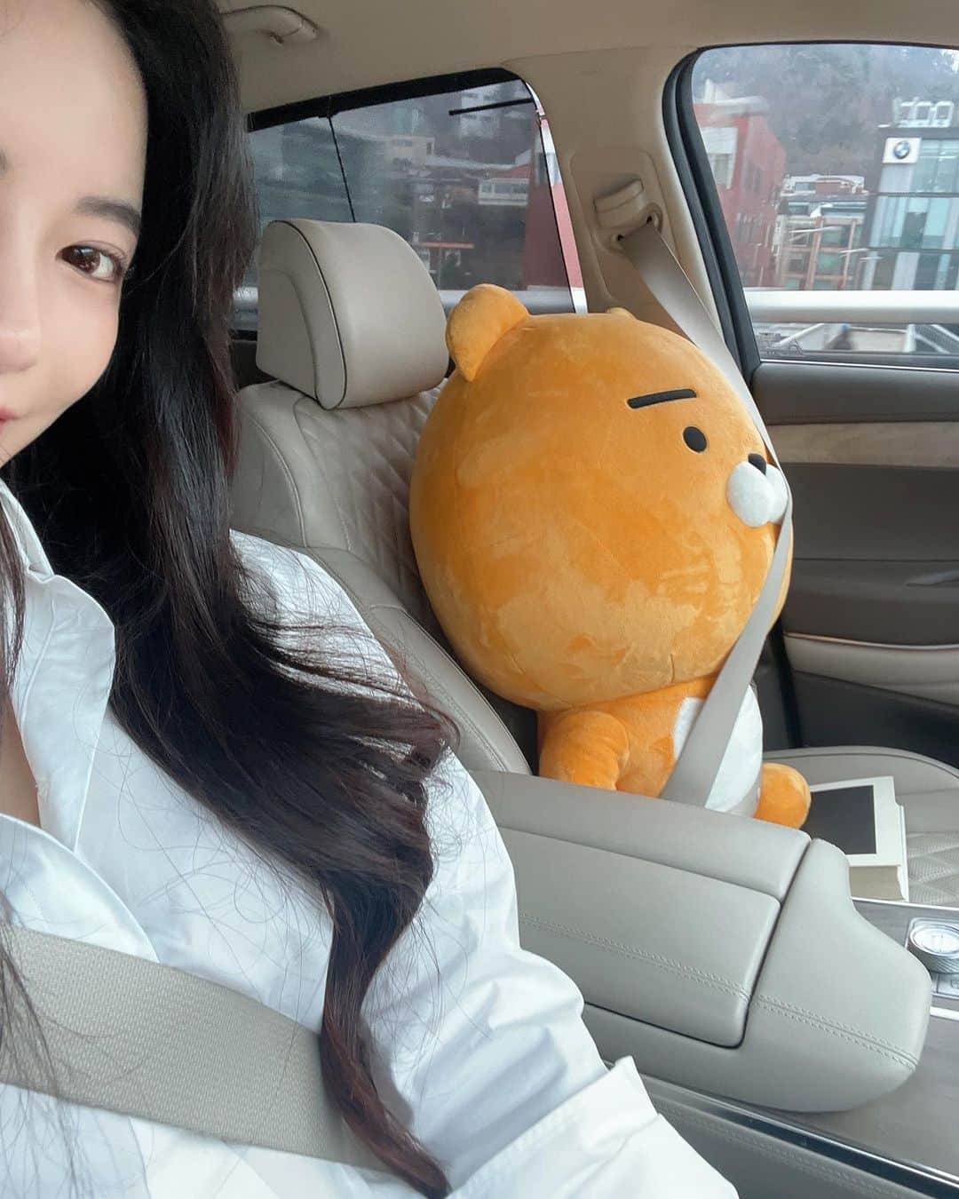 チョン・ジユのインスタグラム：「라이언은 곰이 확실해 인형 좋아할 나이 🧡」