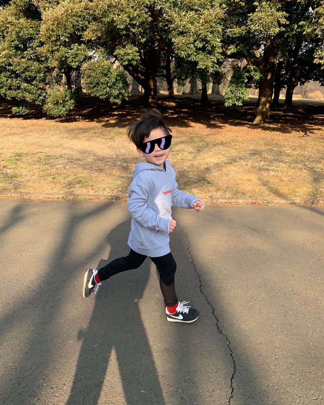 安田美沙子さんのインスタグラム写真 - (安田美沙子Instagram)「おはよう！  幼稚園まえに朝ラン🏃‍♀️ 仕事で一緒にいれないから 朝活をすれば一緒にすごせるね✨  おそろコーデ🌸  #おそろコーデ　#パーカー　 #スウェット　#boy #4yearsold  #run #morning #love #小さな彼氏」3月11日 10時24分 - yasuda_misako