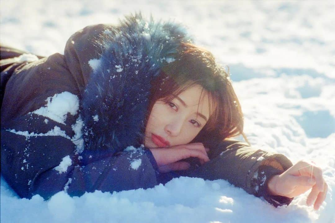 遥南碧のインスタグラム：「雪月花のように * * * #何気ない日常の物語 をモチーフに 東京拠点で #被写体募集 しているので #邦画の彼女感 に 興味がある方はお気軽に ご連絡ください。  モデルのファッション撮影や アイドルのグラビアなど 一緒に作品撮り出来る ヘアメイク 、スタイリスト も募集中✨  案件やコラボのお誘いは お気軽にコメント、DMください！ * * * #その瞬間に物語を #何気ない瞬間を残したい #フィルム好きな人と繋がりたい #フィルム寫眞 #幸せな瞬間をもっと世界に #関西写真部SHARE #人像攝影 #いいね返します #儚くて何処か愛おしい様な #被写体さんと繋がりたい  #ファインダー越しの私の世界 #カメラマンさんと繋がりたい #その光を焼きつけて #satorujapan #japanesegirl #좋아요반사 #필름사진 #인물촬영 #filmisnotdead #into_the_screen #film_com #analogportrait #lovers_nippon_portrait #photogram_archive  #jp_portrait部 #film_jp #good_portraits_world」