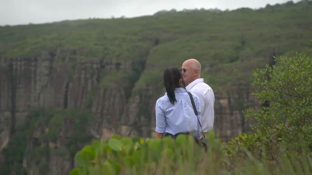 ジェフ・ベゾスのインスタグラム：「Repost from @bezosearthfund • We were fortunate to witness the beauty of Colombia's Chiribiquete National Park deep in the Amazon. @jeffbezos @laurenwsanchez @drandrewsteer and the @bezosearthfund team were in #Colombia meeting with President @ivanduquemarquez and grantees to advance our commitment to #30x30, protecting 30% of the planet's land and sea by 2030.    We have committed $171 million to conservation efforts in the Tropical Andes and a 4-country marine preserve in the Eastern Tropical Pacific, which will be the world's largest transnational marine protected area.   The Bezos Earth Fund is honored to support the protection of Chiribiquete and other magical places like it.  Partners in the Tropical Andes region include @birdlife.international, Campaign for Nature, Conserva Aves, @conservationorg, Enduring Earth, the @guardianesbos, Key Biodiversity Area Partnership, @niatero, @rainforesttrust, @rewild, @rightsresources, @thetenurefacility, @unep WCMC, @thewcs, @world_wildlife, and many more local organizations.」