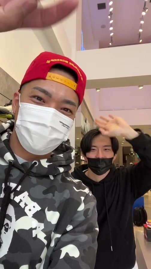 のインスタグラム：「@atmos_japan にて‼️ 当選者の方にスニーカー買ってきたよ‼️  #atmos @chackie_chain__ くんと買い物💸」