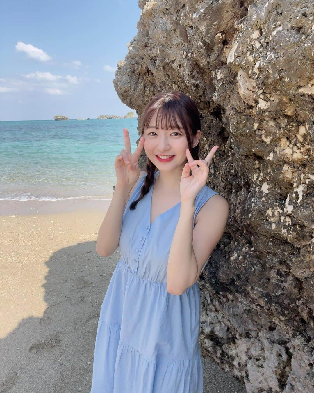 我妻ゆりかさんのインスタグラム写真 - (我妻ゆりかInstagram)「おは〜！  運転手さんに「みてみてー！今日ねー島行くから少女みある我妻ちゃんなの！どう？！？！？🥳」 って言ったら 「島の少女は黒いですけどね」って言われた…  ツッコミがするどいんよ  #沖縄 #一人旅 #三つ編み #少女 #海  #空 #グラビア #アイドル #沖縄生活10日目」3月11日 11時22分 - wagatsuma_yurika