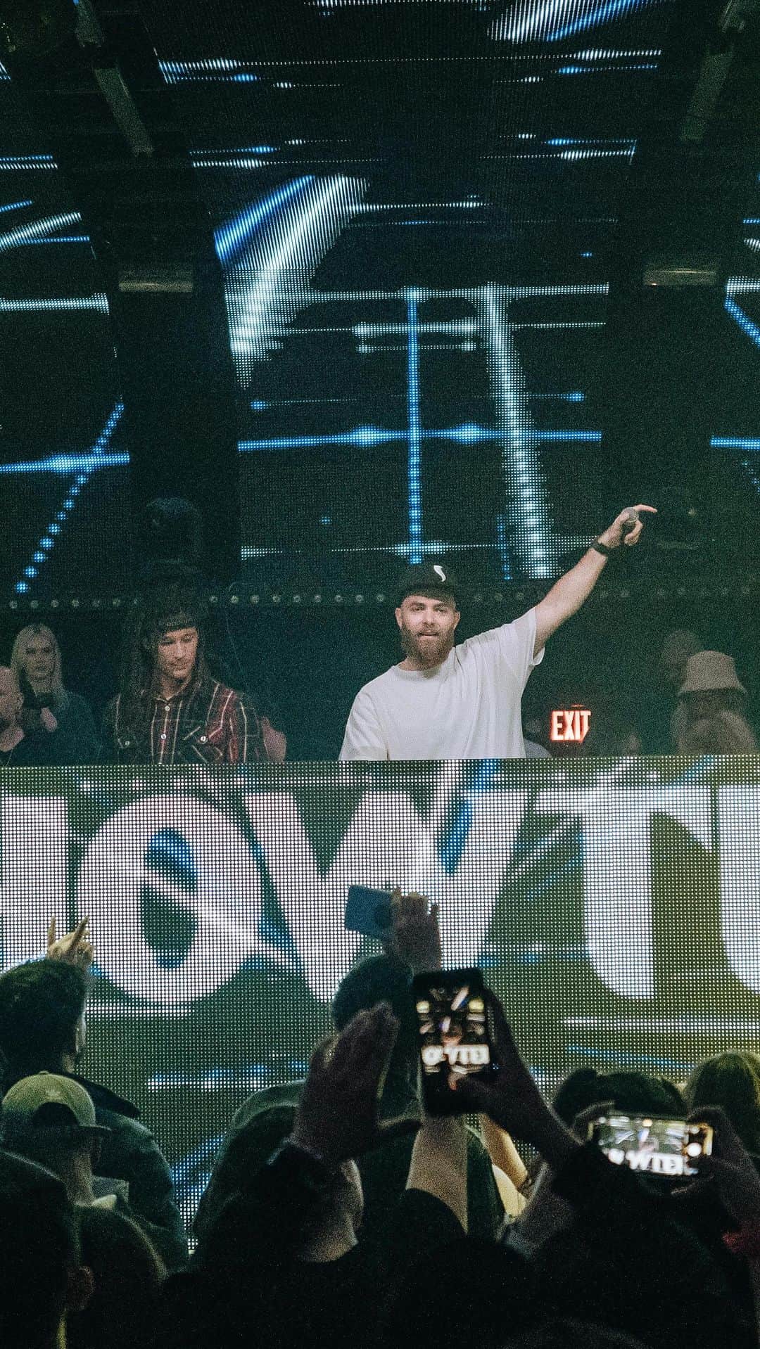 Showtekのインスタグラム：「The energy was insane for our SOLD OUT night with @showtek! 🔥 Who was there for the surprise b2b with @djhenryfong?!   🎥: @iknow_that_guy 🎶 Showtek, Vérité - Pour It Down (Ravekings Remix)」