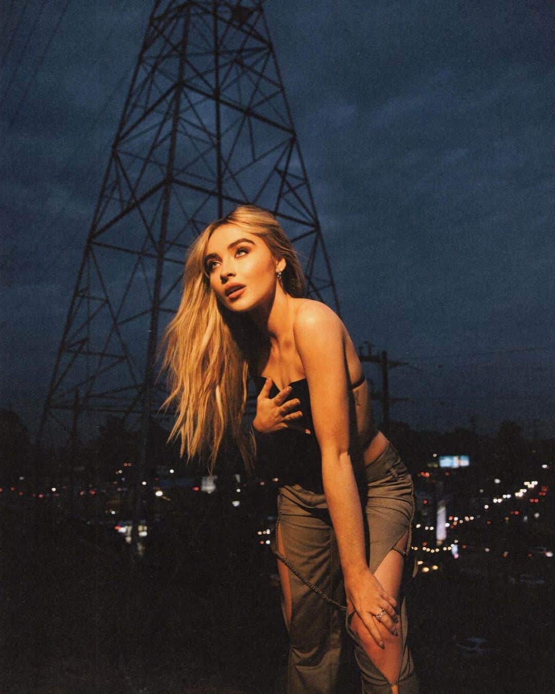 サブリナ・カーペンターのインスタグラム：「make me fall where i stand」