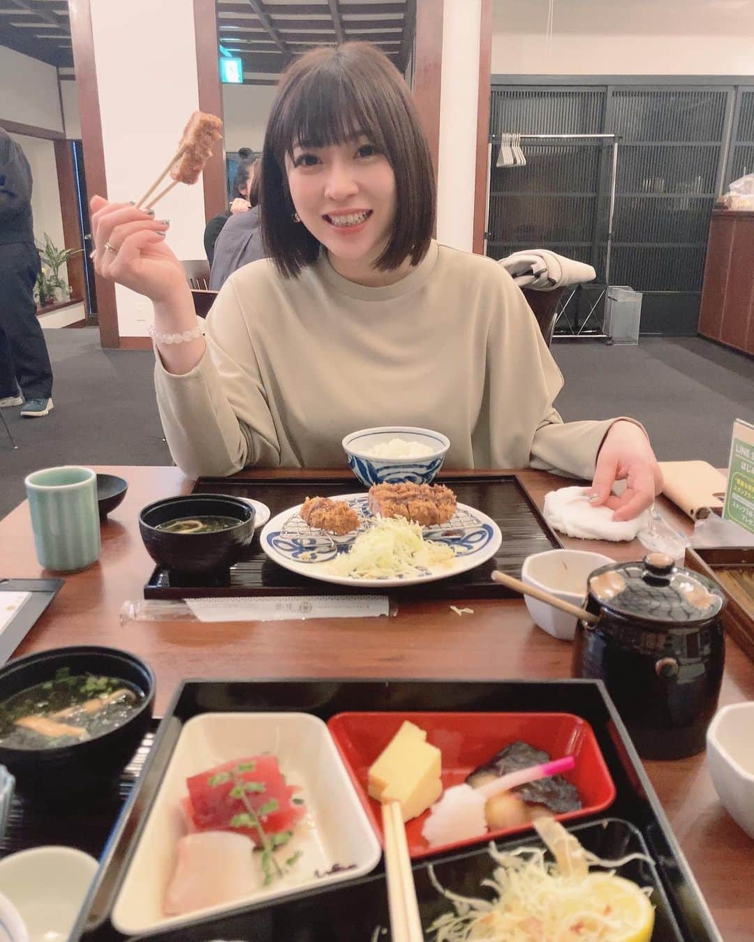 鈴華ゆう子のインスタグラム：「たまちゃんと、まい泉の青山本店に行ってきた！久々のとんかつ、うんまぁ  #鈴華ゆう子  #和楽器バンド  #まい泉  #tonkatsu」