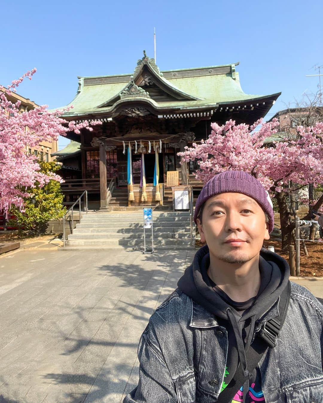 SHOCK EYEさんのインスタグラム写真 - (SHOCK EYEInstagram)「今まさに、 満開の河津桜が見頃の桜神宮🌸⛩  なんとも春らしい雰囲気に気持ちがあったくなるなあ＾＾  縁結びの桜の木には、可愛らしい桜色の花帯が巻かれていて、皆、思い思いの願い事を書いていたよ。  皆の願いが叶いますように☺️🙏  午前中の早い時間帯だったけど、桜を観に沢山の人が訪れていたよ。 よく見ると、社殿の桜の社紋もとても可愛らしい🌸  ここならではの参拝方法、 二拝四拍手一拝をして、、 今日が3月11日だからこそ、、 日々が平穏であることへの感謝、そして未来の安寧を祈願してきたよ🙏✨  #桜神宮 #桜新町 #河津桜 #神社 #神社巡り #japantravel #japantrip #fujifilm #gfx100s #xs10 #beautifuldestinations #discoverjapan #discoverearth #voyaged #awesome_photographers #IamATraveler #wonderful_places #japanphoto #japanphotography #japan_of_insta #livingonearth #theglobewanderer」3月11日 12時57分 - shockeye_official