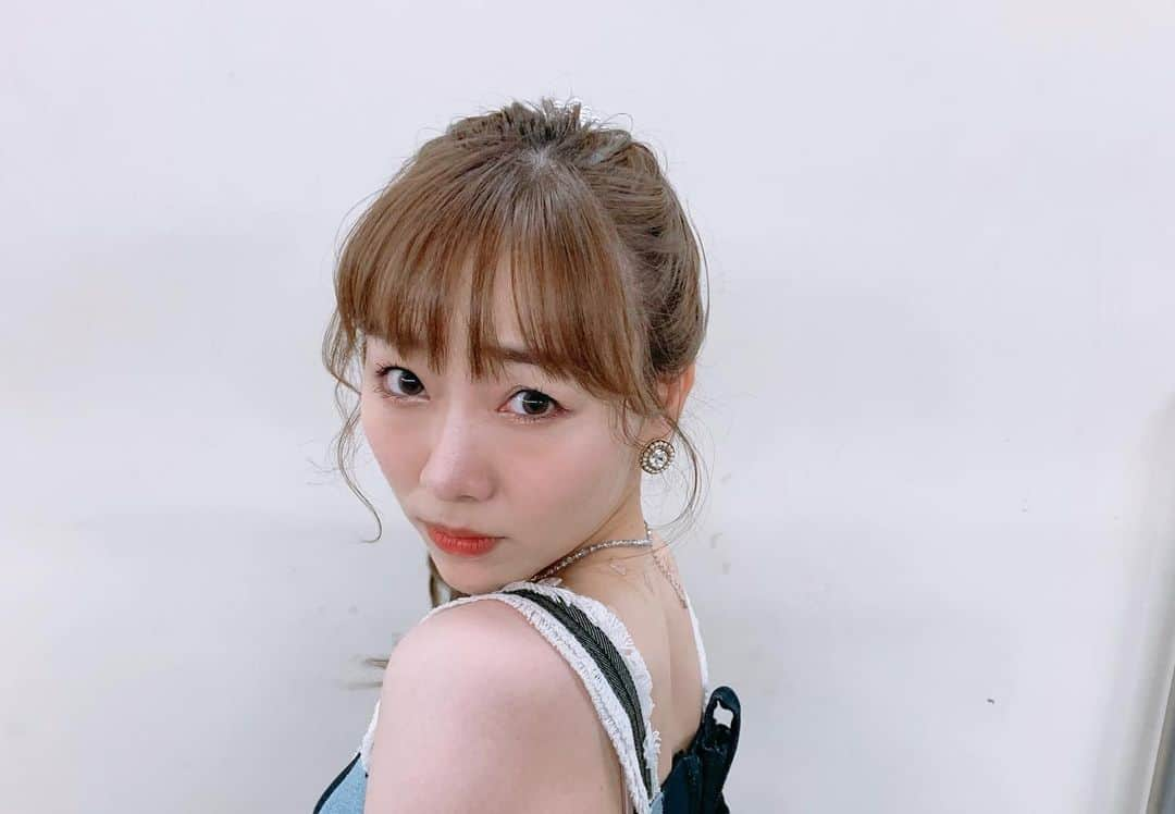 須田亜香里さんのインスタグラム写真 - (須田亜香里Instagram)「置き鍼アイドル🧡笑  肩凝り酷すぎて、恒例の首回らなくなる症状がでたので、この前施術してもらったの！ 今日も私はコンディション完璧でした👼🏻  あと今日はアイドルフェスだったからアイドルメイク。 カラコン入れて、目頭切開ラインも入れて、マスカラぱっちり、涙袋ぷっくり、キラッキラアイシャドウでモリモリでした！  #NIGフェス #NIG2022 #ske48 #心にFlower #置き鍼 #三十路アイドル #アイドルメイク #無事怪我なく終了」3月11日 22時58分 - akarisuda