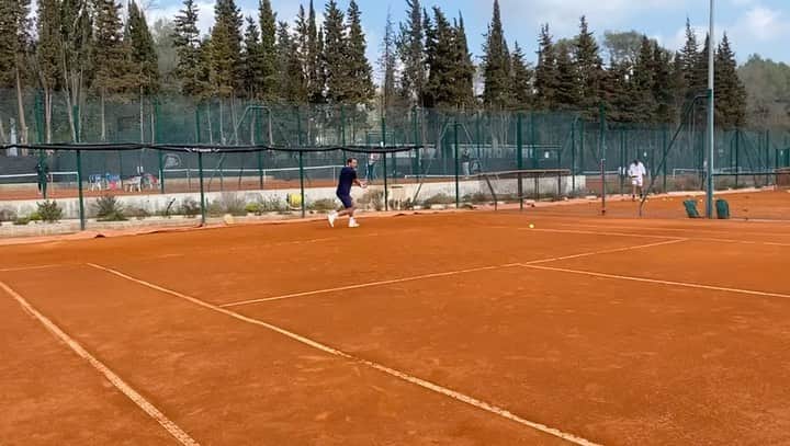 リュカ・プイユのインスタグラム：「Follow the process 👊🏻💦☀️🔥  #Grinding」