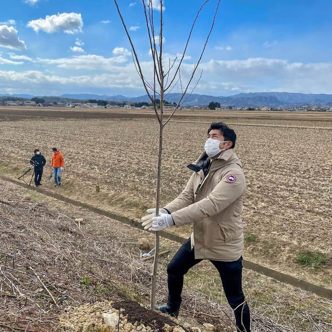 榎並大二郎のインスタグラム：「. 東日本大震災から11年。 ⁡ 先日、フジテレビの復興支援の一環として、 桜の植樹をしに福島を訪れました。 ⁡ 「この桜は、息子と同級生になるんだなあ」 などと思いを巡らせながら、心を込めて植えました。 ⁡ 植樹した桜の下でお花見できる日を夢見て、 成長を見守っていきます。 ⁡ 福島を訪れる理由が、ひとつ増えました。 ⁡ #東日本大震災 ⁡」