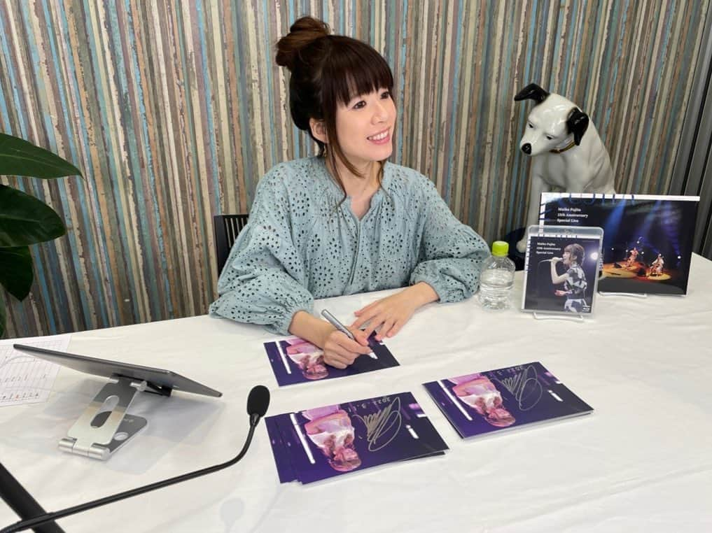 藤田麻衣子さんのインスタグラム写真 - (藤田麻衣子Instagram)「今日は3/23発売のライブBlu-ray「藤田麻衣子 15th Anniversary Special Live」のインターネットサイン会の2回目でした。予約して参加してくださったみなさん、生配信見てくださったみなさん、ありがとうございました😊とても素敵なBlu-rayができたので、リリースされたらぜひ見てくださいね✨  #ブルーレイ #オンラインサイン会 #ありがとう #15th #アニバーサリー」3月11日 23時12分 - fujitamaiko