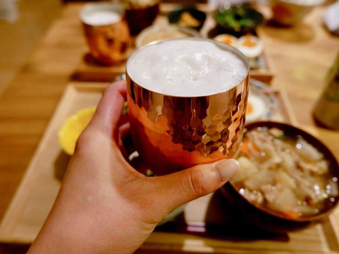 依吹怜のインスタグラム：「頂いた燕三条の銅マグで乾杯。 いつものビールより100倍美味い~🥺🤍  この日は私の帰宅が遅かったんだけど、家に帰ったら夫が具沢山の豚汁と常備菜をコツコツ作っていてくれた…🥺✨神  いつもはおつまみメニューだけど疲労回復には米だ米🍚  あたしゃお味噌を溶いただけですが、お久しぶりの #ibukitchen🧡 タグつけちゃうぞ🙂」
