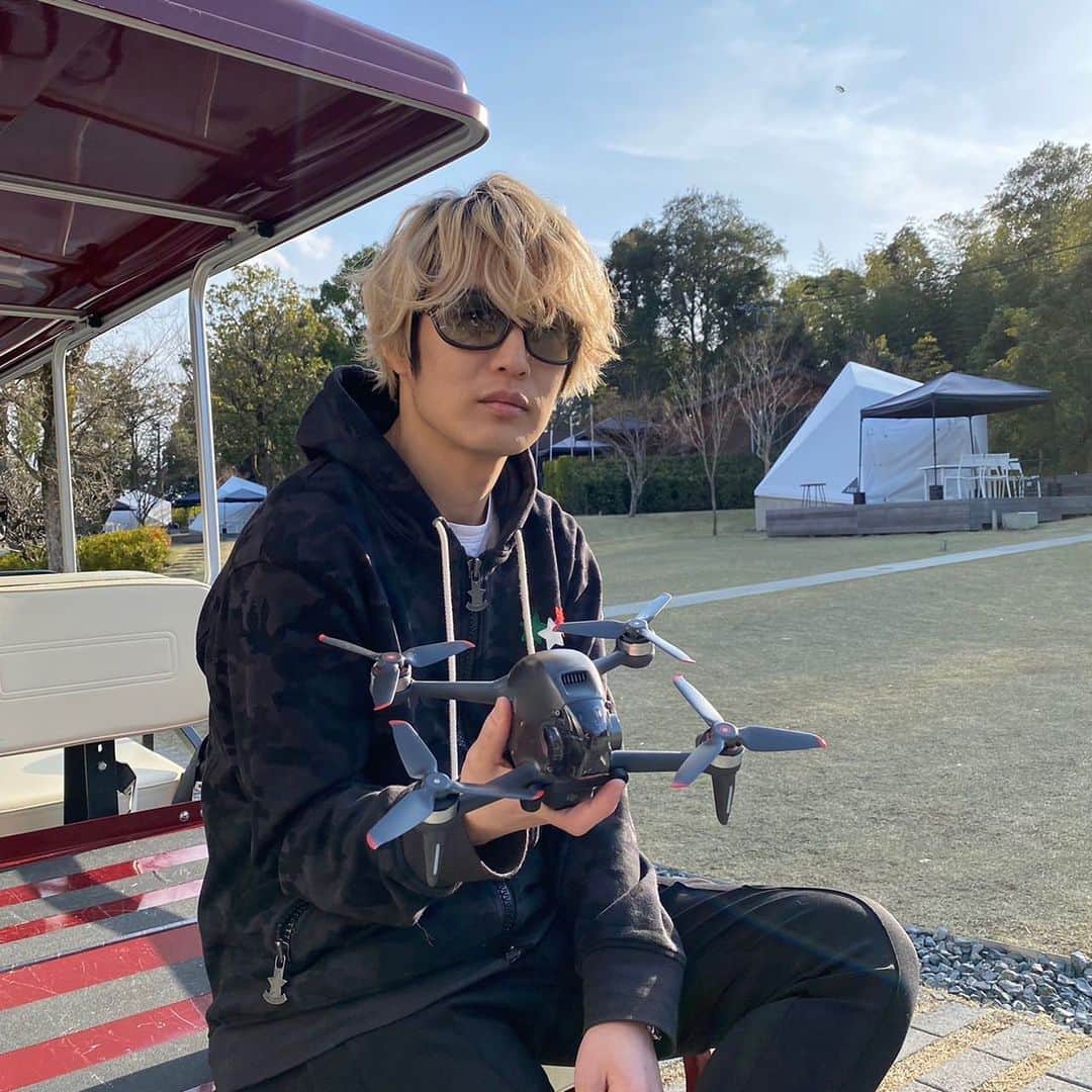 のインスタグラム：「ファンクラブの撮影でした。 自然の中でドローン飛ばしてきましたよ。  I had a shooting today. Played a drone.  #alexandroscrew #djiドローン」