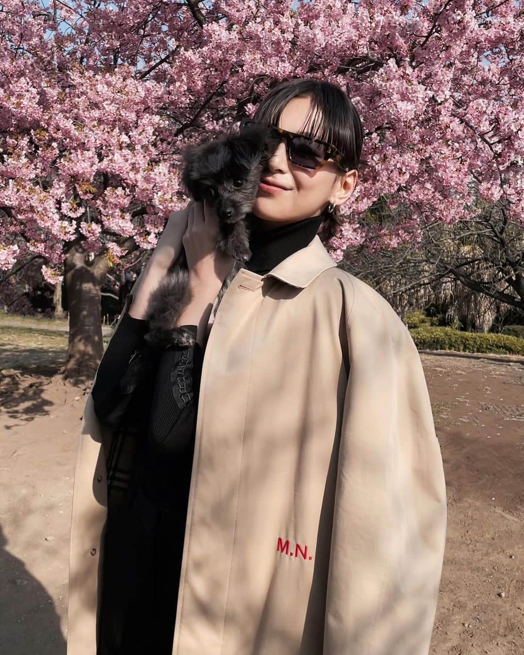 西内まりやさんのインスタグラム写真 - (西内まりやInstagram)「@burberry さんからプレゼントして頂いたコートに私のイニシャルの刺繍が…🥺 嬉しいです！  これからの春の季節に、この一枚もってお出かけしたいです☺️🌸 写真はろろと散歩した日の一コマ。 最近母性が溢れすぎてて困ります。」3月11日 17時08分 - mariya_nishiuchi_official