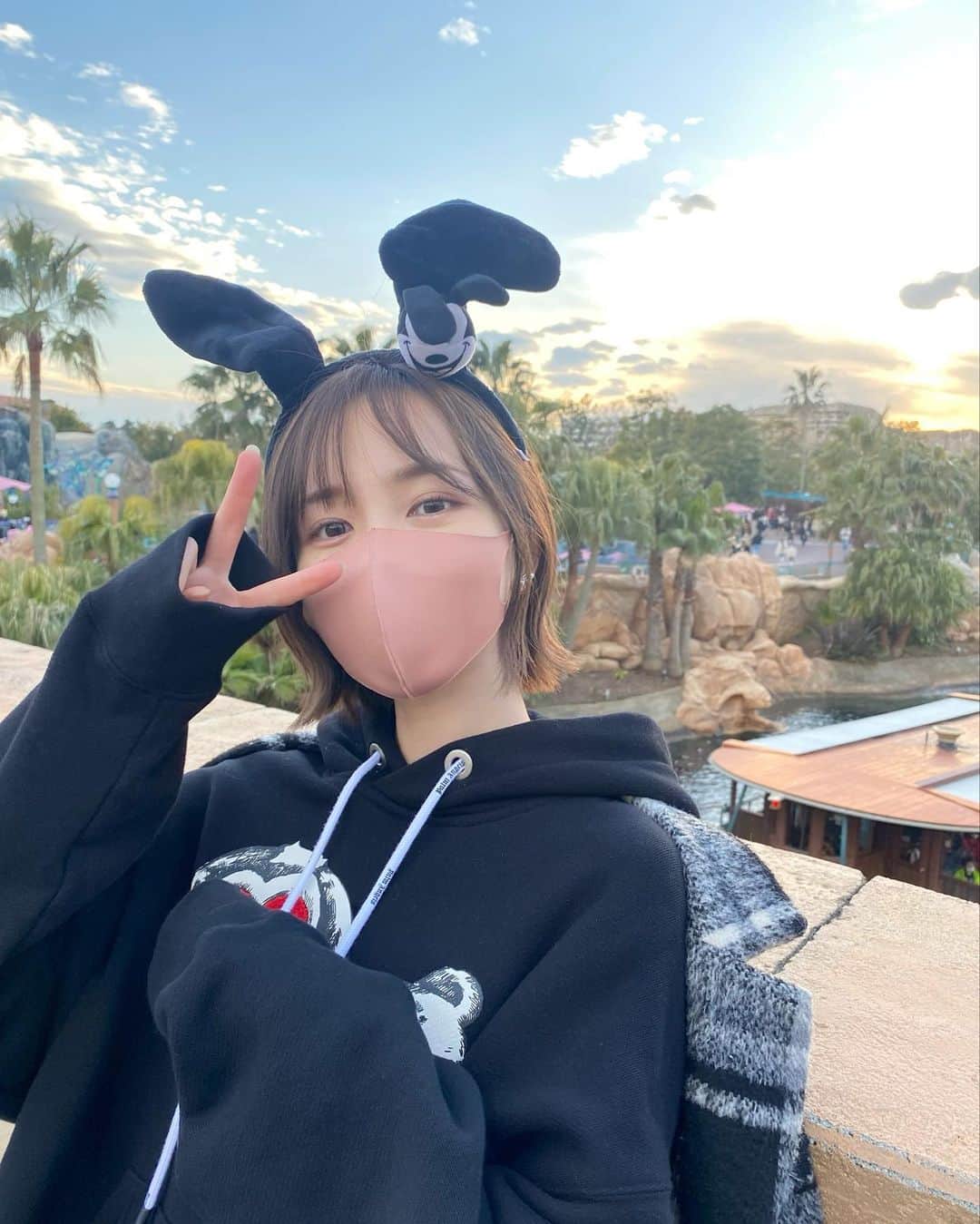 黒澤詩音のインスタグラム：「#tokyodisneysea 🌊  理沙ちゃんと♡  #ディズニーシー #ディズニー  #オズワルド #ディズニーコーデ #disneysea #disney #アナウンサー」