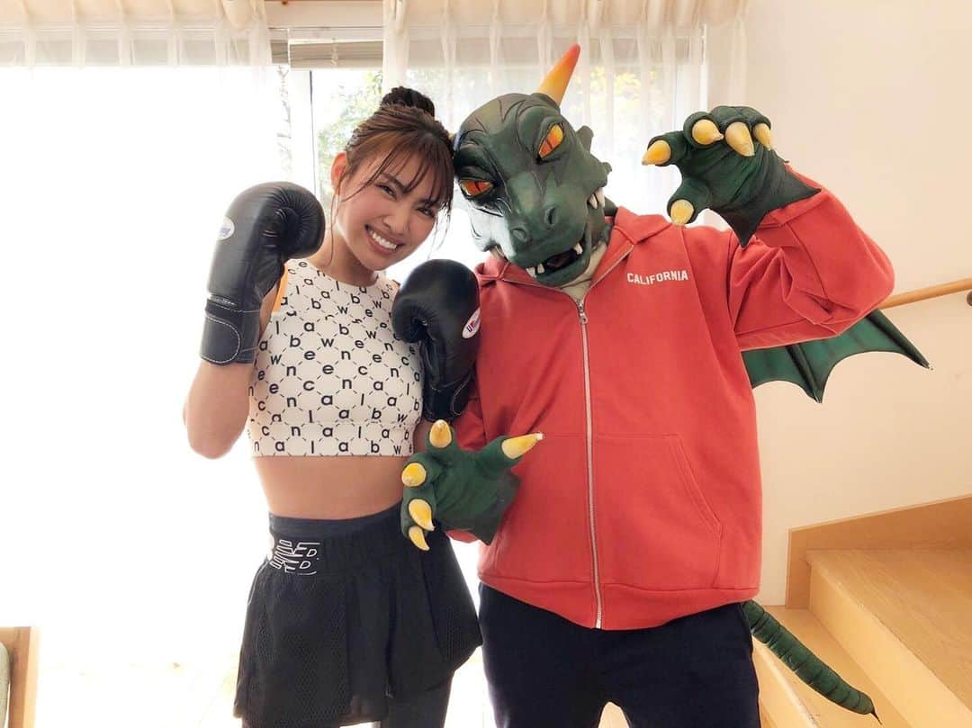 青山めぐのインスタグラム：「. 本日 25:20〜25:25 放送 TBS #ジョシとドラゴン に出演致します🐲🎮ドラゴンと一緒に太鼓の達人を一生懸命やっております🥁  #TBS #ゲーム #ゲーム番組 #太鼓の達人」