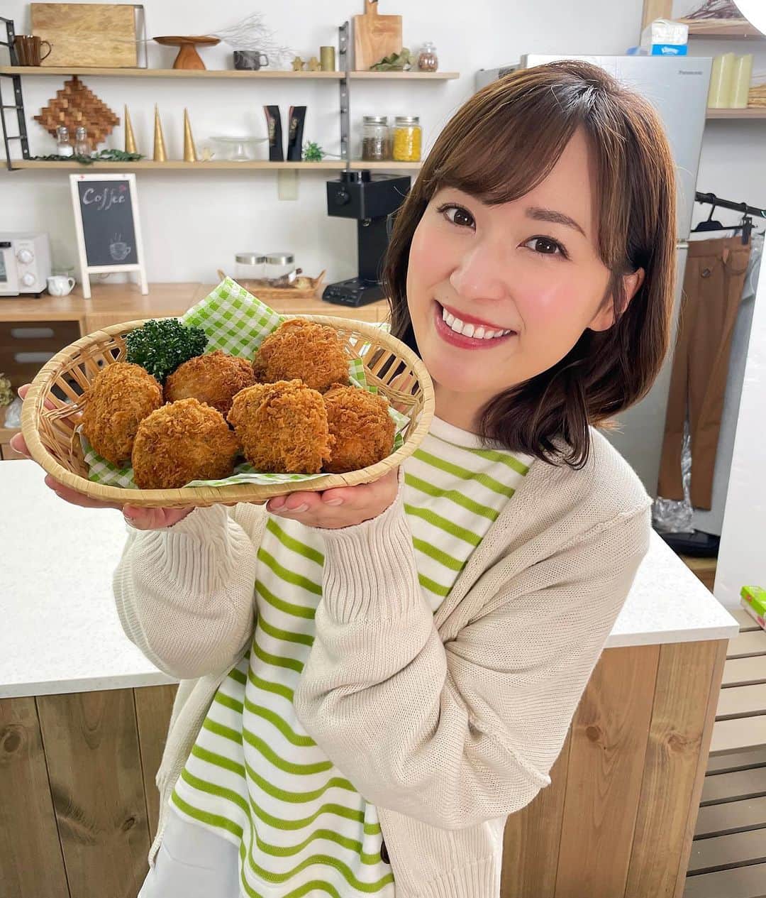 木村愛里のインスタグラム：「⋆ イオンのかぼちゃコロッケ🧡 CM放送中です📺 ㅤㅤㅤㅤㅤㅤㅤㅤㅤㅤㅤㅤㅤ ダークホースというかぼちゃが とにかくとーっても甘くて美味しいのです🥺 ㅤㅤㅤㅤㅤㅤㅤㅤㅤㅤㅤㅤㅤ 実際にかぼちゃ生産者さんや 商品開発をされた方のお話を伺い 皆さんの愛情がたっぷりの コロッケだと実感しました☺️💕 ㅤㅤㅤㅤㅤㅤㅤㅤㅤㅤㅤㅤㅤ ㅤㅤㅤㅤㅤㅤㅤㅤㅤㅤㅤㅤㅤ 全道のイオンやマックスバリュ 楽宅便などで是非手に取ってみて下さい🧡 ㅤㅤㅤㅤㅤㅤㅤㅤㅤㅤㅤㅤㅤ ㅤㅤㅤㅤㅤㅤㅤㅤㅤㅤㅤㅤㅤ #イオン #イオン北海道 #マックスバリュ #かぼちゃコロッケ #コロッケ #かぼちゃ #真狩村 #羊蹄山麓 #北海道 #ダークホース #イオン北海道オリジナル #羊蹄山麓育ちかぼちゃのこだわりコロッケ #甘くて美味しいかぼちゃコロッケをぜひ☺️🧡」