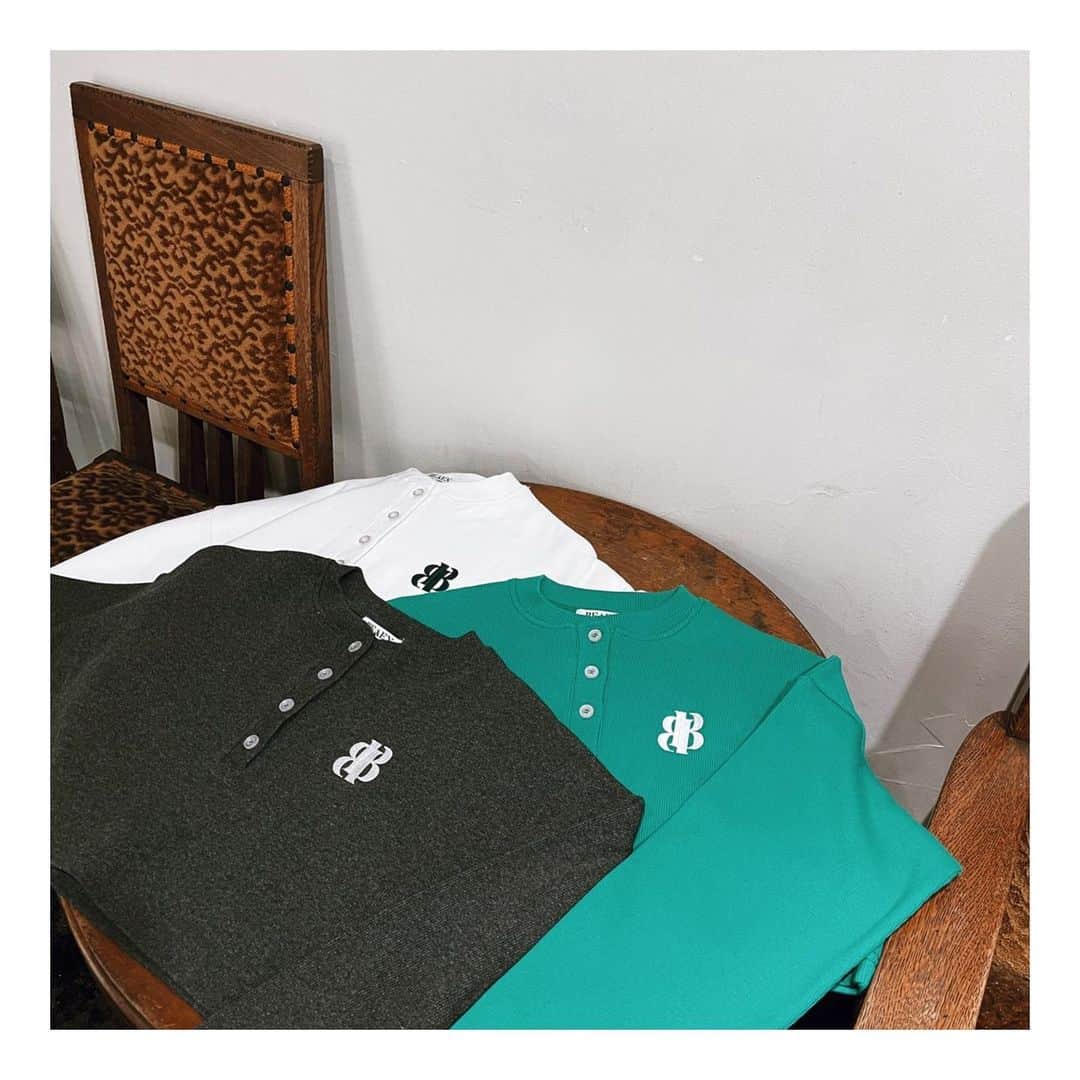 松葉愛海のインスタグラム：「BEAENのポイントロゴポロトップス🌱  ホワイト/ グリーン/ チャコールの3色展開🧵  何にでも合わせられるので1枚持ってるだけで  沢山コーデ組めるからオススメです🌱  あいみのオススメの色は 【チャコール】✔️  #BEAEN」