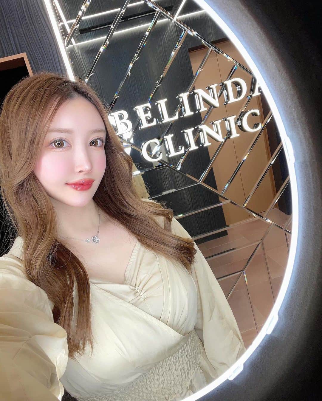 蘭子のインスタグラム：「二重とバストアップの名医まりこ先生( @dr_marikoinoue )が新宿にBELINDA CLINICをオープンしたので行ってきました✨ . 私は小じわ予防として、目の下にスネコス注射を打ちました💉 院内も綺麗で、先生も優しくて安心して受けることが出来ました💓 . 私のインスタを見たと伝えるとお得になるそうなので、無料カウンセリング是非行ってみてね❣️ . . . . #BELINDACLINIC#ベリンダクリニック#まりこ先生#井上真梨子#美容外科#女医#まりこ先生の二重術#まりこ先生のバストアップ術#美容#美容好きな人と繋がりたい#美容垢#美容整形#プチ整形#スネコス#スネコス200#スネコス注射」