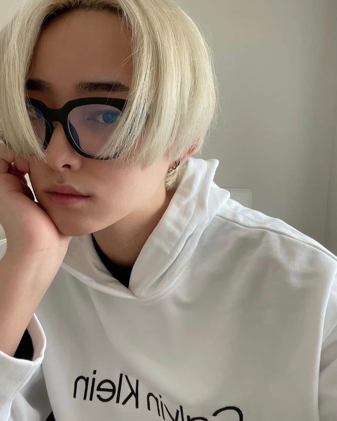 のインスタグラム：「. たまには白もかわいいでしょ🤍🕊 #マイカルバン #calvinklein #mycjlvins」