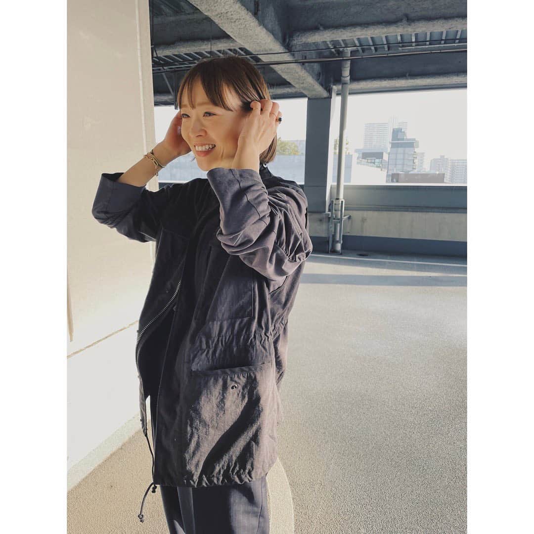 野尻美穂のインスタグラム：「ネイビーとブラック この感じもメンズライクで結構すき。  ピンストライプでダブルのパンツも今の気分です。 ベストもパンツも 最近よく着てる@product_twelve   トップスはwai+だよ😌 このギャザー感、とても気に入ってるから次も違う生地に落とし込んでます楽しみ🌷」