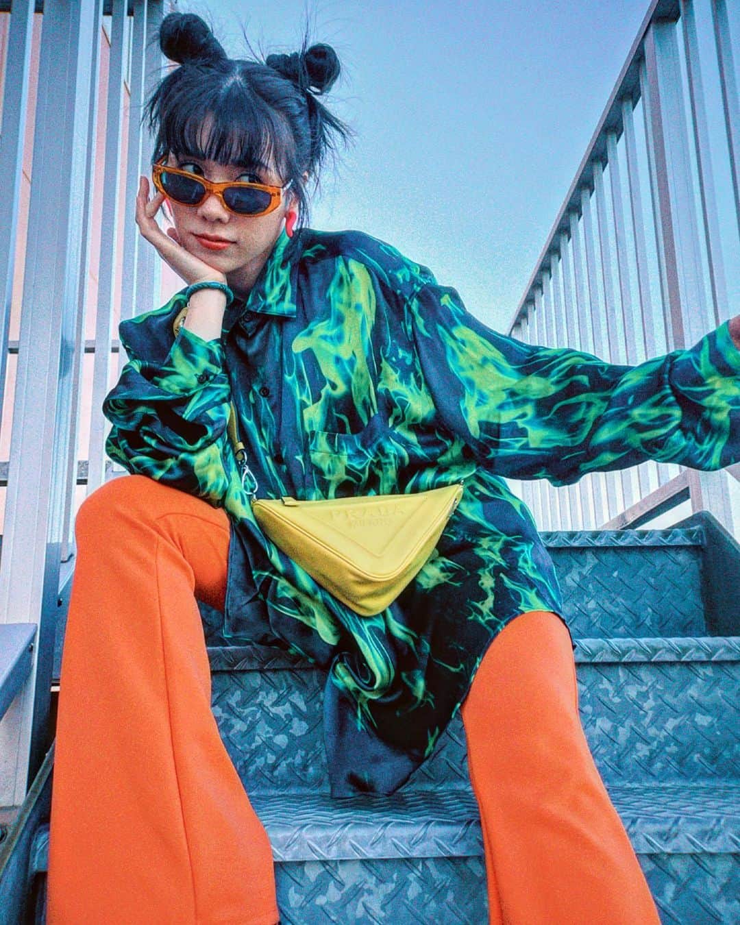 仲里依紗のインスタグラム：「💛💛💛💛💛 ミニバッグを使いこなす女になる2022🙏  @prada  #PradaTriangle」