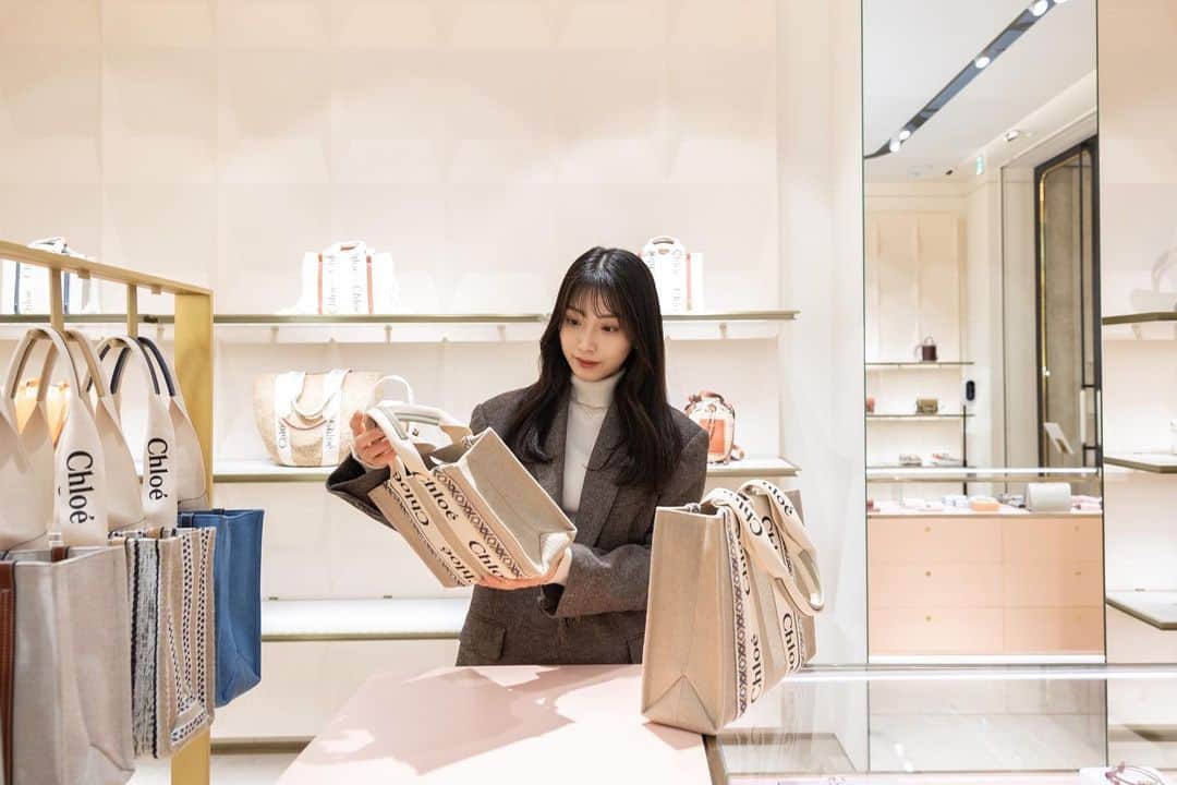 永井理子のインスタグラム：「クロエ銀座店へ Woodyシリーズは、バッグもサンダルも どれも可愛くて迷っちゃうね💭  #chloe」