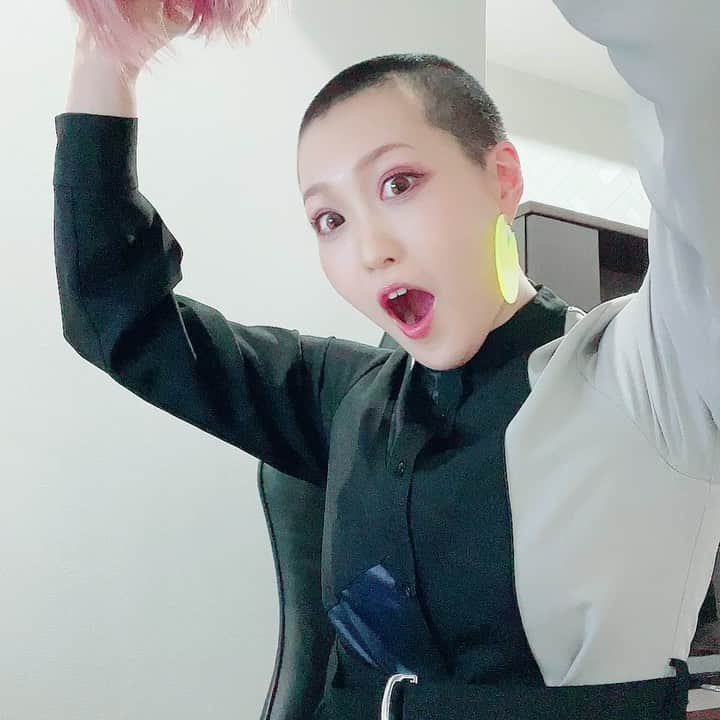 のインスタグラム：「髪ない方が脳波取りやすいので、坊主にしました👩‍🦲  (計数技研と脳波で絵を描く実験をしています…お楽しみに！)  #坊主 #脳波 #脳波アート #brainwaves #brainwaveart #vrartist #せきぐちあいみ #計数技研」