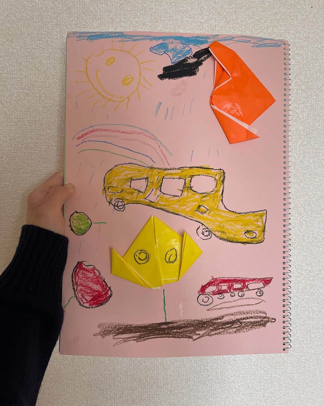 藤田ななみのインスタグラム：「息子の好きがいっぱい詰まった絵🌈 大好きな黄色いバスに虹、 赤い新幹線にチューリップ🌷 最近は道路だったり信号だったり 街を自分で考えて描いてみたり… 息子の描く絵すごくすき🤍 ㅤㅤㅤㅤㅤㅤㅤㅤㅤㅤㅤㅤㅤ #4歳児の絵#4歳2ヶ月」