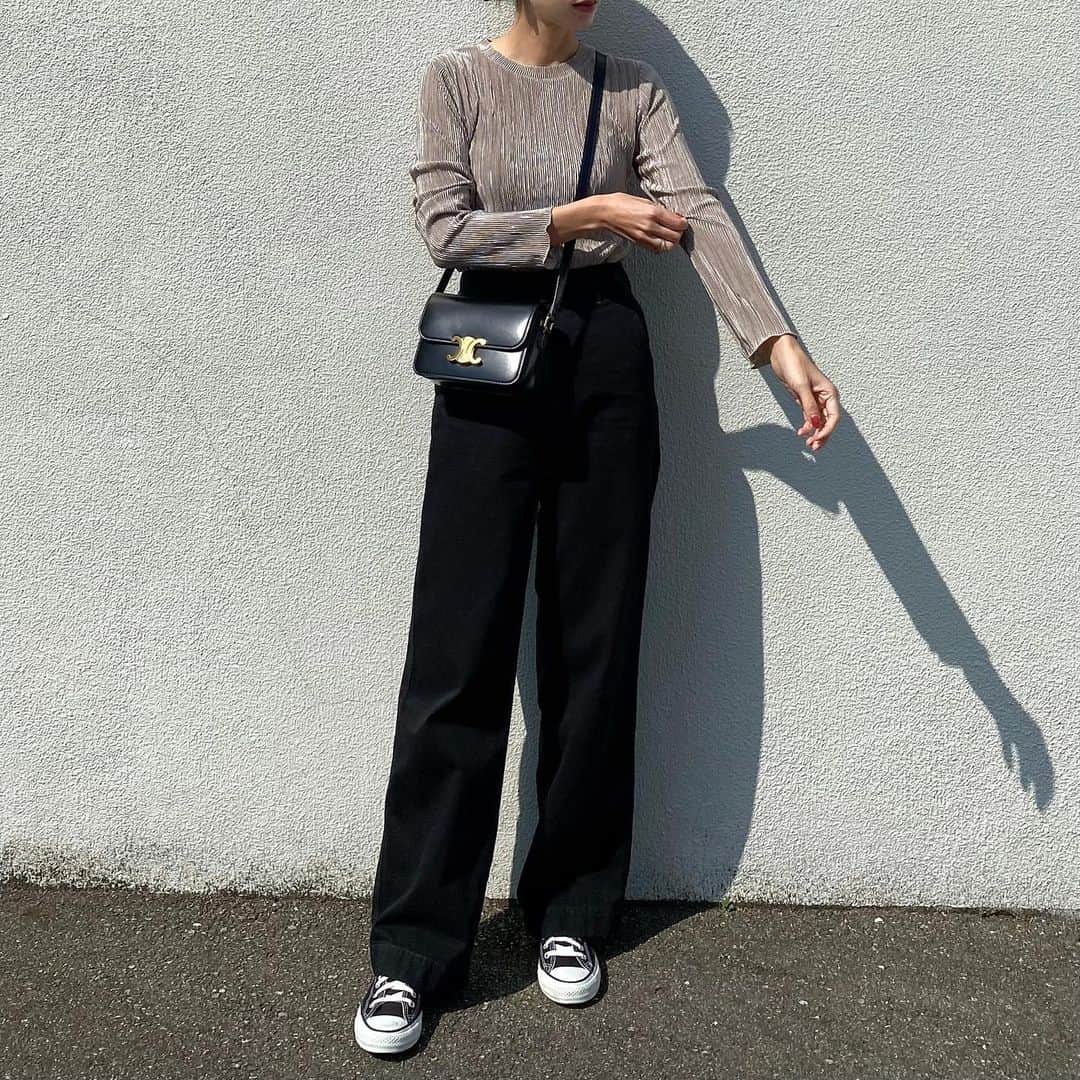 のインスタグラム：「細かなプリーツなったトップス✨ まえにハイネックの方きてたけれどこっちはラウンドネックの方を  程よいフィットとこの縦のプリーツで細見え♡  デニムと合わせてカジュアルに🥰  tops. @classicalelf_official  bottom. #uniqlo  bag. #celine  shoes. #converse   . .  #classicalelf#code#fashion#クラシカルエルフ#エルフコーデ #タイアップ#トレンドコーデ#トレンドコーディネート#春コーデ #プリーツ#プリーツブラウス#メロートップス#ラウンドネック#今日の服#プチプラ#大人カジュアル」