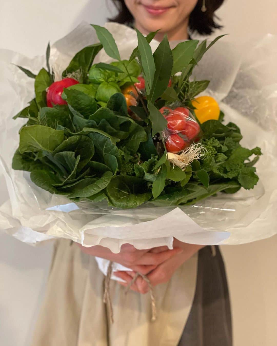 山口もえのインスタグラム：「・  ベジブーケ💐を頂きました 採れたて野菜とハーブでできてるの 飾った後は新鮮なうちにすべて頂きます🍽 美しく・・・ そして美味しい！！👏  #ベジブーケ #伊藤苗木 さん #小山美千代 さん #野菜#ブーケ#❤️ #ごちそうさまでした #ありがとう #gift#vegetables#beautiful #写真 #撮ってくれたのは長女 #📸#💐」