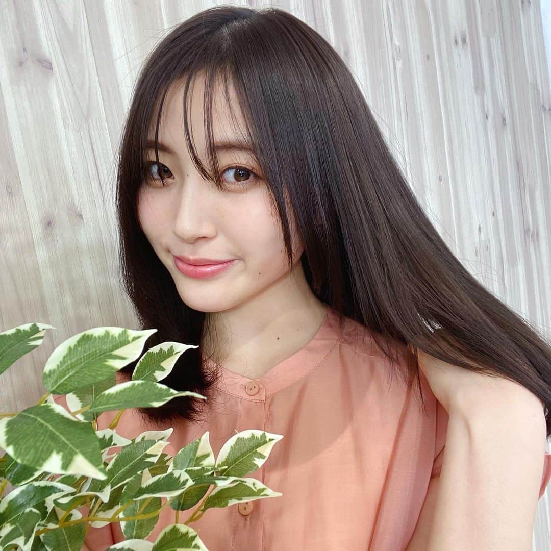 のインスタグラム：「本日25:00〜BeauTV VOCEにて  「新生活にオススメ 清潔感のあるサラツヤストレートヘア」  が放送されます🥺✨  今回は @george828 さんに 濡れた髪からドライヤーだけでサラッサラになる方法を教えて頂きました✨ 実際に番組内でやってみて本当にびっくり😳  ドライヤーだけでもポイントを抑えるとこんなに髪が綺麗になるんだ！ととっても勉強になりました😳  撮影後は家でも実践してます☺️ 目から鱗な情報がたくさんあるので ぜひ観てみてください☺️  #beautv#beautvvoce#ストレートヘア#ナチュラルメイク#ドライヤー#ヘアケア#ヘアセット#ロングヘア#美髪#美髪ケア#美髪改善#ヘアメイク#髪質改善#モテ髪」