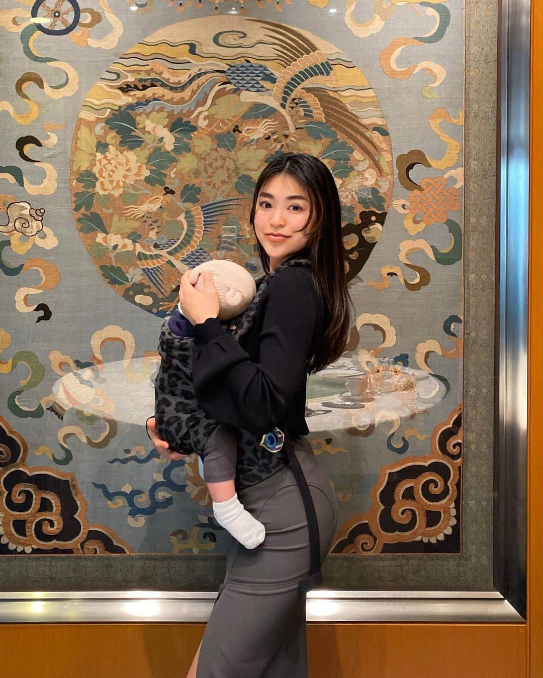 國井美沙妃のインスタグラム：「無事に試合も終わって、食べたいものをたくさん食べています🥰🌸抱っこ紐大好きな息子は、ぐっすりでした😴  #赤ちゃんのいる生活#10ヶ月ベビー  #ママライフ#ママコーデ#産後ダイエット」