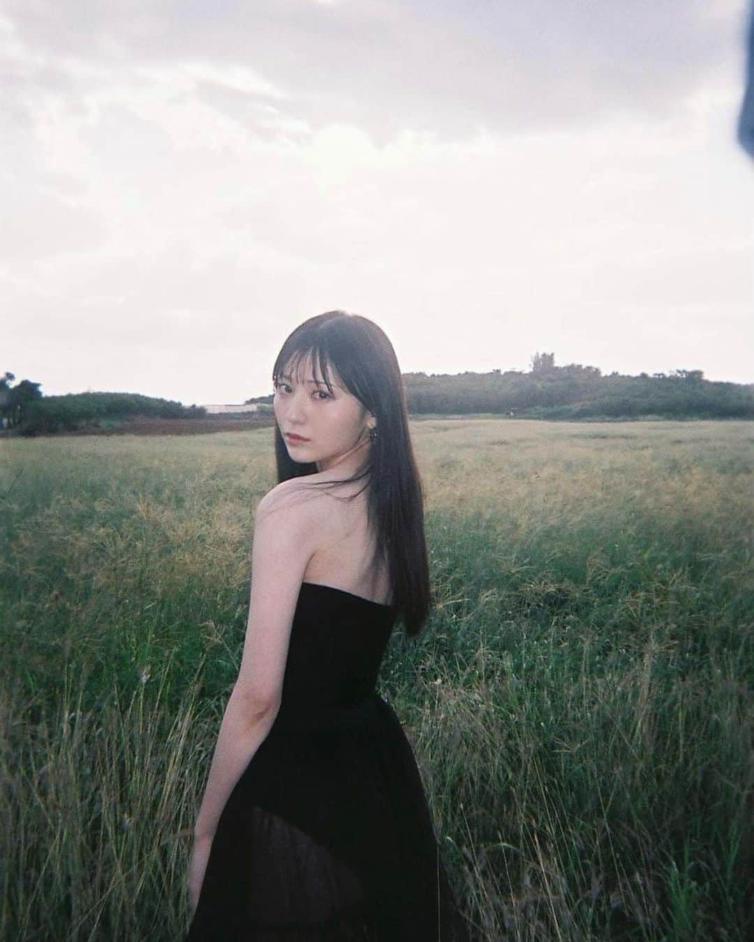 吉井美優のインスタグラム：「. 1st 写真集 「 Ꮇomentary 」 本日発売致しました 皆様の手元に届いたという報告を 頂いて夢のように思います 何度も見返して沢山愛して下さい 宜しくお願い致します 💐」