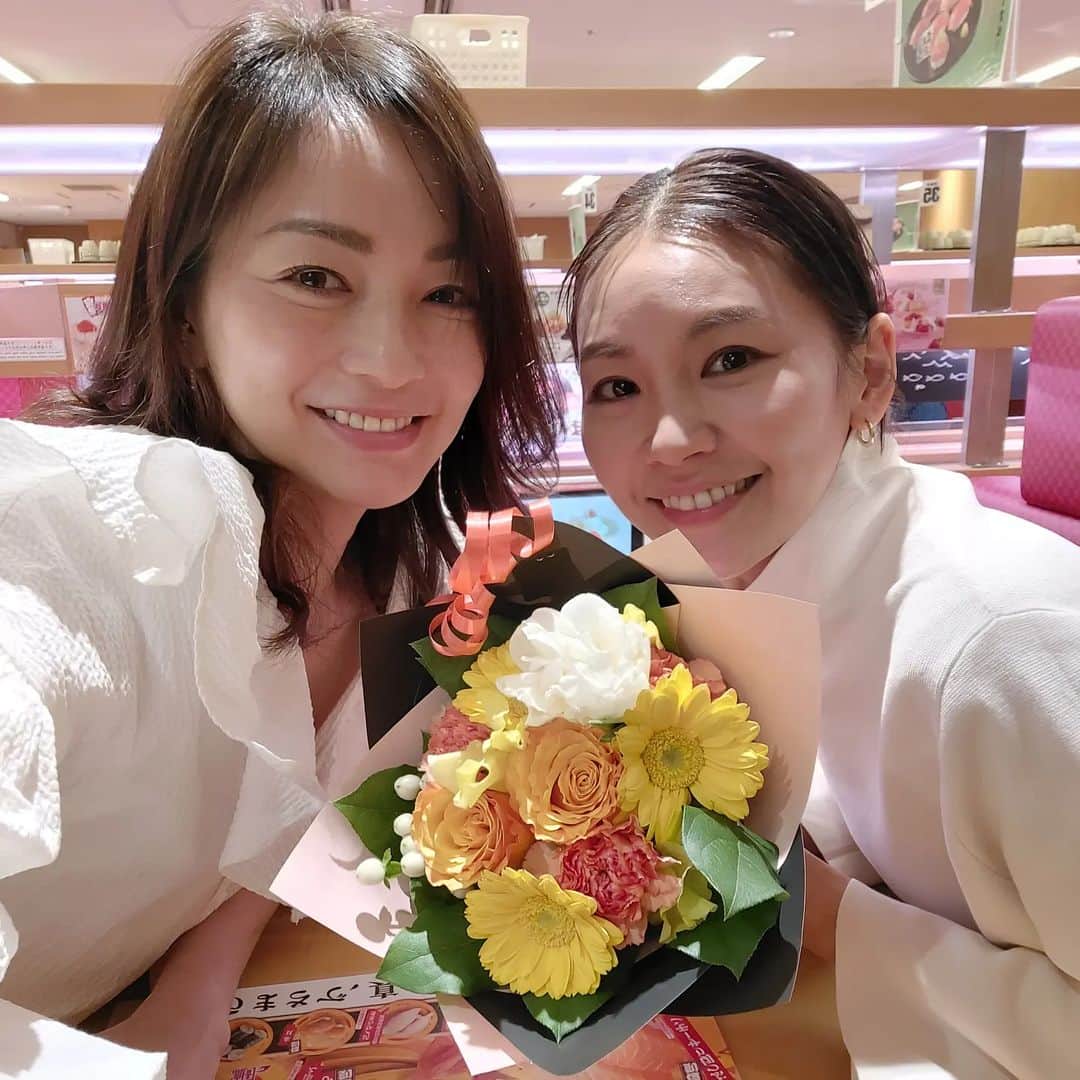 のインスタグラム：「ナオちゃんとスシロー🍣😋  @nao_nao310   お誕生日おめでと～🎉✨😆✨🎊  お寿司たべて、ポテトたべて、デザートにわらび餅と大学いもを食べる😋  スシロー…食べたいものが全部あるー‼️😁  #スシロー #お誕生日おめでとう #ほんと面白い人 #笑いすぎてお腹いたい #ママ #ママモデル #モデル #mama #mamamodel #model」
