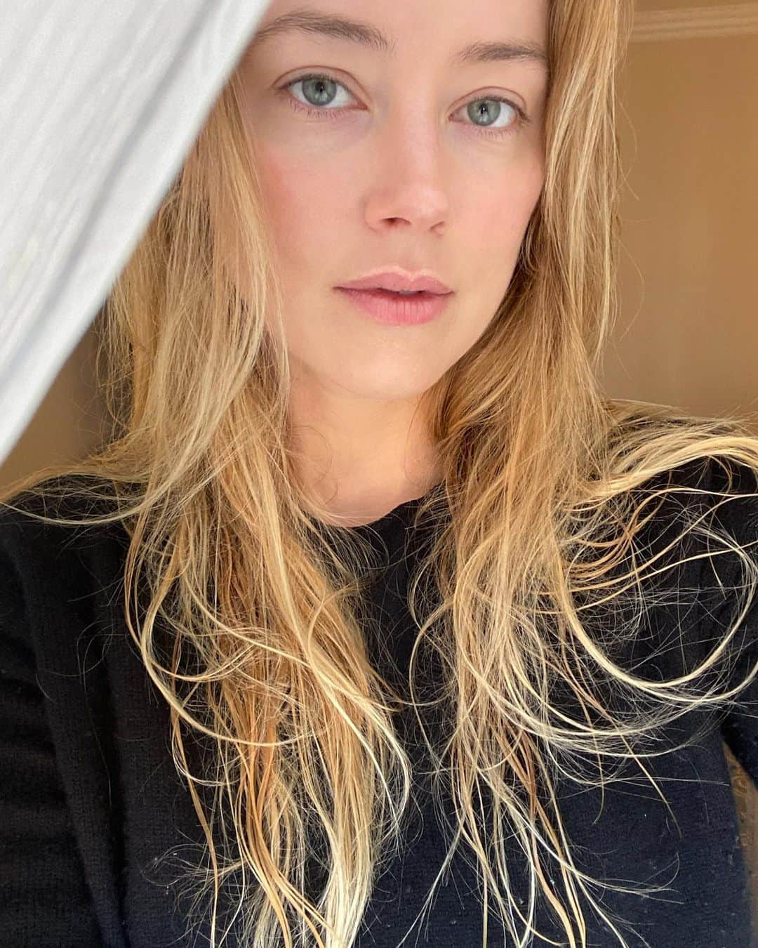 アンバー・ハードさんのインスタグラム写真 - (アンバー・ハードInstagram)「Cogito ergo selfie」3月11日 20時37分 - amberheard