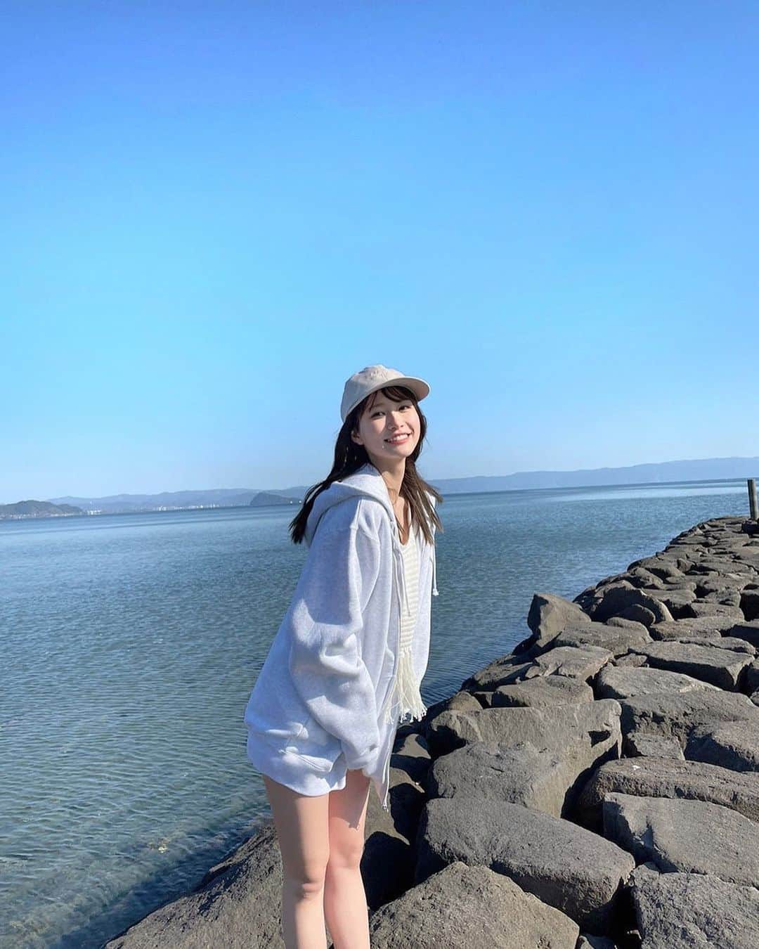 生見愛瑠さんのインスタグラム写真 - (生見愛瑠Instagram)「海🐬🤍 この日は晴れて珍しく暖かかったの ~ ダウンいらず ~ このままはしゃいでました☺︎☺︎☺︎  写真集オフショット🌼  @meruru1st」3月11日 20時49分 - meru_nukumi