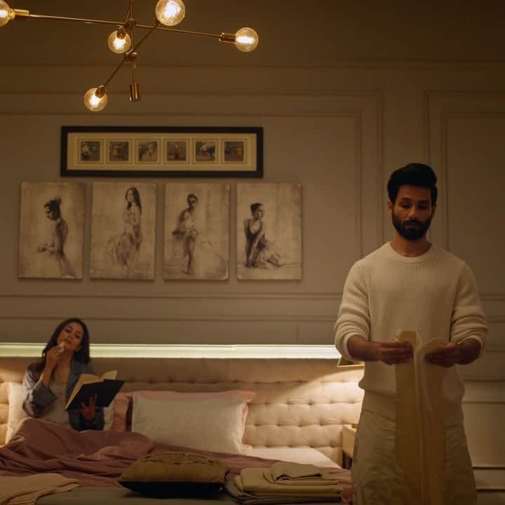 シャーヒド・カプールのインスタグラム：「Petition to let @mira.kapoor give me some one-on-one time with my new OnePlus TV ✋🏼😏  #StayTuned」