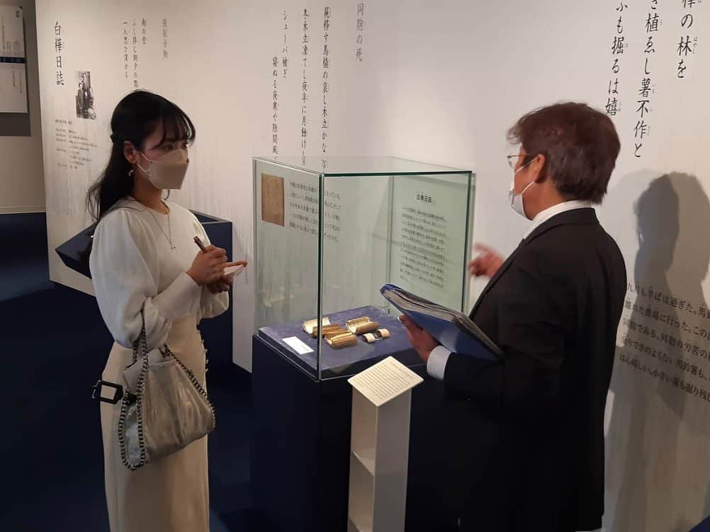 宮崎麗奈さんのインスタグラム写真 - (宮崎麗奈Instagram)「． 先月、出張で京都府舞鶴市に行ってきました🕊 ⁡ まず、舞鶴引揚記念館では、 終戦後のリアルな史実に触れることができ、改めて戦争について、平和について、今私にできることについてなど、 多くのことを考える貴重な機会になりました🙇‍♀️ ⁡ 他にも、赤れんがパークやとれとれセンター等 様々な魅力的な場所に連れて行って頂きましたよ！ ⁡ 食事も、舞鶴港の海鮮や、新鮮なお肉など たくさん美味しい物を食べさせて頂き、 とても濃い時間を過ごすことができました🌷 ⁡ そして、そんな舞鶴での様子は、 “舞鶴引揚記念館の公式Facebook”に載っています✨ いくつか項目に分けて少しずつ投稿されていましたが、ついに今日最後の記事が公開されました👏🏻 ⁡ 私が感じた舞鶴の魅力が少しでも伝われば嬉しいです🌸 楽しく優しいスタッフさん方のおかげで、舞鶴の魅力を存分に知ることができ、私は舞鶴の街が大好きになりました！ 改めて今回の素敵なご縁に心から感謝しています🥰♥️ ⁡ 私のInstagramのハイライトにリンクを貼ってますので、まだ見てない方は是非チェックしてください📚 ⁡」3月11日 20時59分 - reina_miyazaki