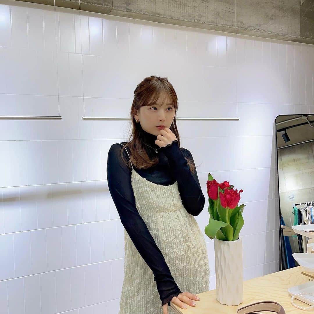 ひよんのインスタグラム：「🌷❤️  赤のチューリップかわいい☺️ そしてこのコーデすき❤️‍🔥  @9unq.official   #9unq #春コーデ #春服 #ワンピースコーデ #クアンク #ひよん #ひよん服」