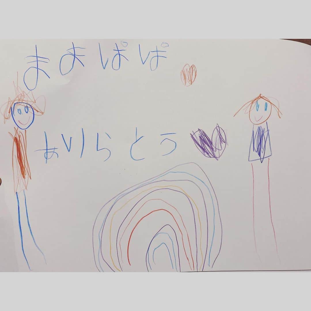 PINKYのインスタグラム：「東日本大震災から11年。  大切な人や家族を失った方々の 悲しみは計り知ることができません。  最近、 心に染みる言葉がありました。 　 どうしようもないほどの胸の痛みは 《相手を思ってきた深さに比例している》ということ。  愛してきた、 大切に想ってきたと言うことの証。  最愛の人と出会い、 幸せな時間を過ごせたということ。  いつかは分からないけれど 誰にでも別れの時はやってくる。  その時まで 『今の自分と大切な人とを、 一瞬一瞬を、大事に大事に、誠実に 生きること』  母がくれたこの言葉を胸に、 自分や家族を守るための備えは万全にして、 安心も心配もせず、 誠心誠意、日々を生きていこうと思います。  亡くなられた方々のご冥福を 心からお祈りします。 　 そして、愛する人達と共に生きる 愛に溢れた毎日を過ごせることに 心から感謝します。  ・・・  #東日本大震災 #311」