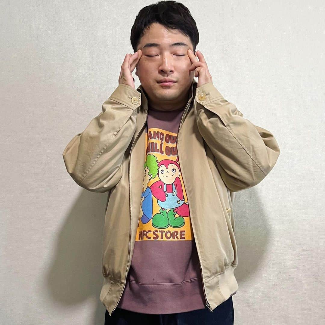 のインスタグラム：「先輩のアキナ秋山さんとMFC STORE × Grooovy 2022がコラボして服を発売されたそうです。 デザインもお洒落ですが、裏地だけの毛布が欲しくなるくらい着心地いいです。 #mfc_store  #glooovy #akiyama #アキナ秋山 #メバナレ」