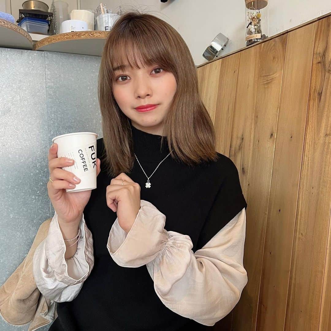 横山キラのインスタグラム：「石川真衣ちゃんとお出かけした時の！☕️  最近暖かくて、大好きな夏が近づいている感じがして毎日幸せです🥰  #コーヒー #カフェ #カフェラテ #ラテ  #ミスコン」