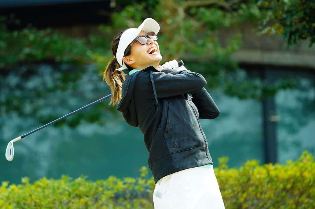 佐野千晃のインスタグラム：「ずーっと口開いてるんだけど笑  ゴルフって難しいけど楽しい⛳️  可愛いウェアきてるとやっぱり嬉しくなるよね🤤  あーーー！！ってめっちゃ言ってる笑  #workout #training #sport  #wear #sportwear #スポーツ #筋トレ女子 #筋トレ #ワークアウト #スポーツウェア #筋肉 #筋肉美 #go  #run #running  #marathon  #ゴルフ #ゴルフ女子 #ゴルフ好き #adidas #adidas golf」