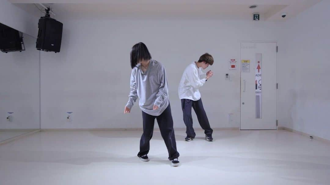 川崎槙吾のインスタグラム：「1/66   ブレス - RADWIMPS @radwimps_jp   #n5choreo  #今年は66本ダンス動画をあげます  #全部楽しみにしててください　 #0が一の位にある回はもらったリクエストの曲やります #あと今年いっぱいは肉禁止です」