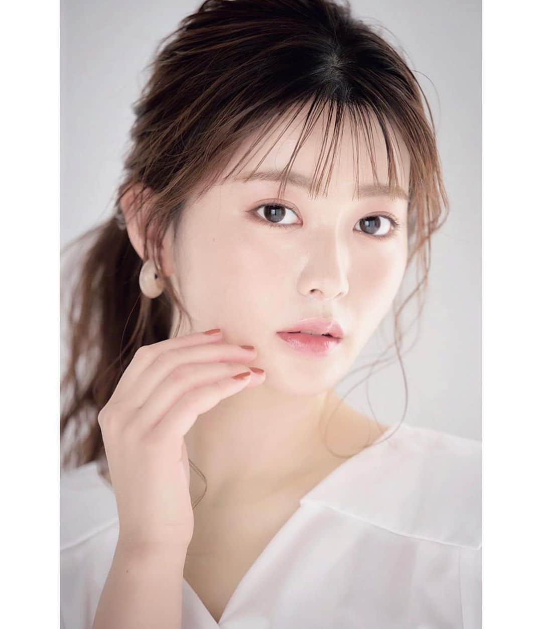 一城あやののインスタグラム：「Ray3月号  【薄眉さん】向け洗練眉の作り方♡ 抜け感あふれるトレンド眉 https://ray-web.jp/175802  撮影／佐々木信行 ヘア＆メイク／サイオチアキ（Lila）スタイリング／城田望（KIND） . . . . . . . . . . #眉毛 #眉毛メイク #抜け感 #抜け感ヘア  #抜け感コーデ #トレンド #トレンドメイク #色気 #色気ヘア #色気メイク #彼女感 #美容好きさんと繋がりたい #美容好きな人と繋がりたい #ray #rayトレンド #大学生 #女子大生 #女子大生モデル」