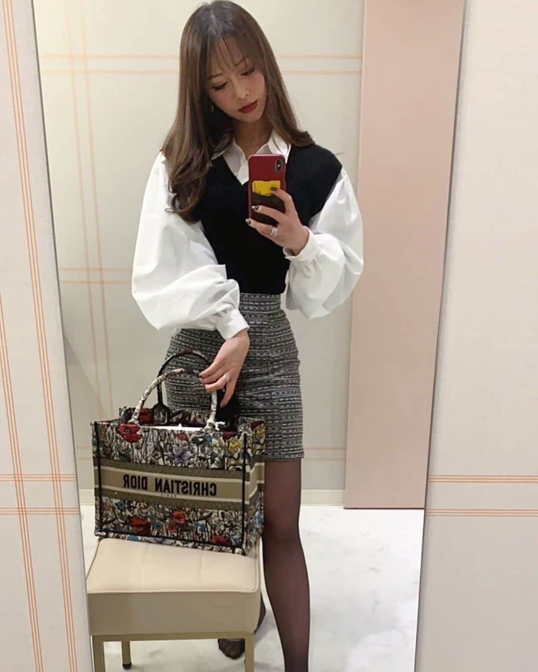 みたんのインスタグラム：「打ち合わせday🤍 今日の服がとても可愛い🕊  合間にパーソナルも行ってきたよ🍑 @tokiel_personalgym   最近は猫と共に7時に起きる生活👵🏻w (猫たちは5時に起きる😇)  限りある人生を大切に。  . . . . . . . . . #コーデ #きょコ #ootd #ootdfashion  #韓国ファッション #韓国コーデ #韓国 #韓国コスメ #韓国ヘア #オルチャン  #韓国メイク #チャイボーグ #dior #チャイボーグメイク #chanel  #コーティネート #シャツコーデ  #ミニスカート #ニットベスト  #ニットコーデ #春コーデ #おしゃれ #オシャレ #ディオール #ブックトート  #diorbooktote #diorbag #japanesegirl #fashionstyle #fashionista」
